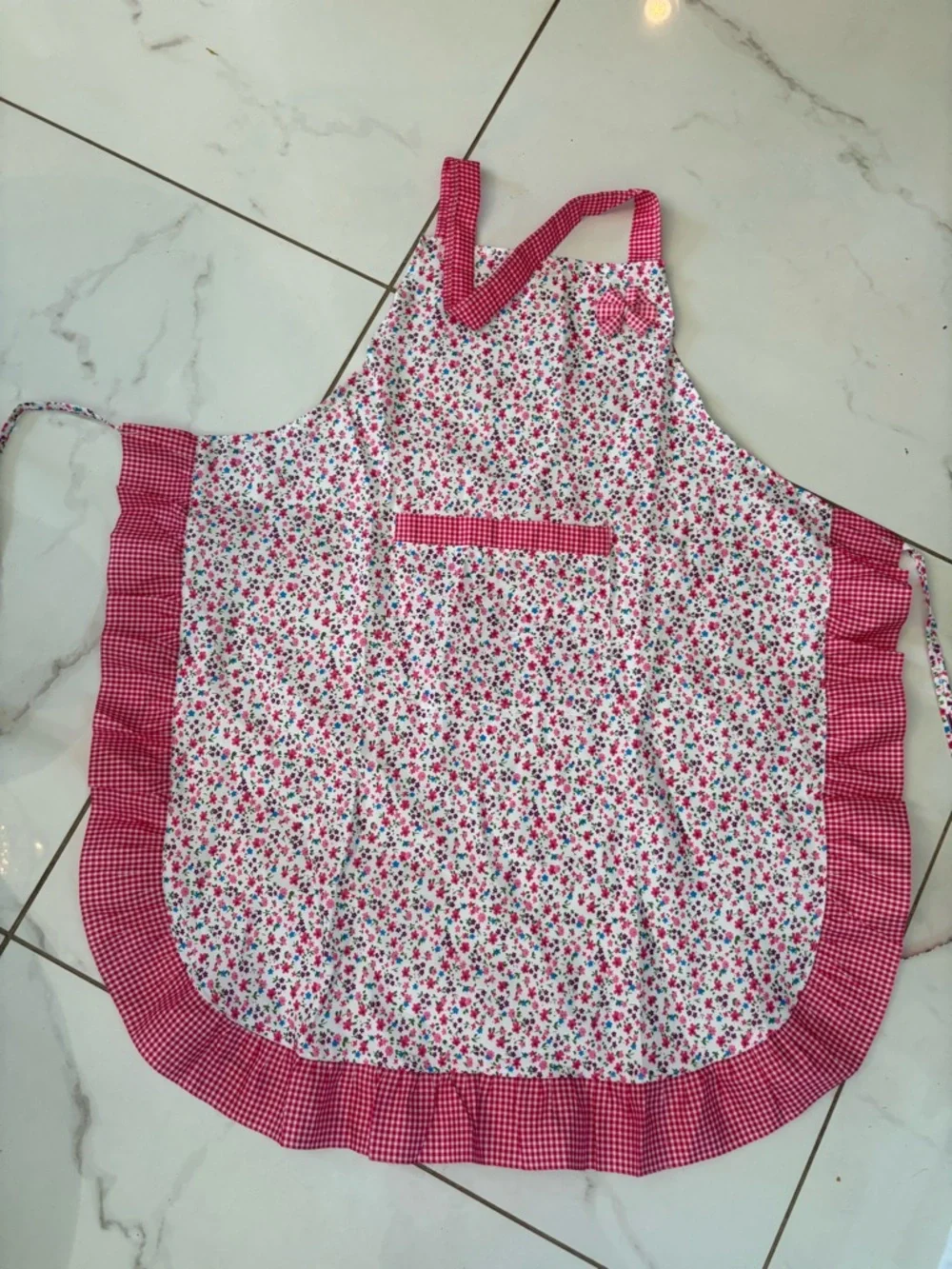 Colorful aprons. Set of 3 new